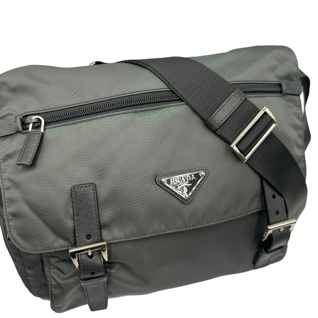 front Borsa Prada in nylon grigio verdastro con finiture in pelle saffiano e parti metalliche argentate; munita di una tracolla regolabile in tessuto, di lusso, originale, ottime condizioni, usata. 