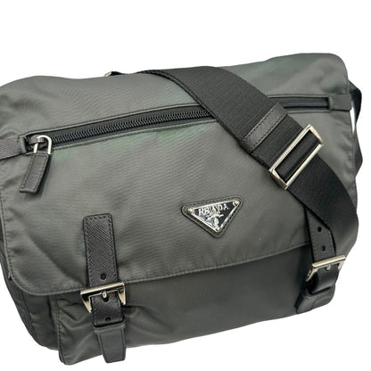 front Borsa Prada in nylon grigio verdastro con finiture in pelle saffiano e parti metalliche argentate; munita di una tracolla regolabile in tessuto, di lusso, originale, ottime condizioni, usata. 