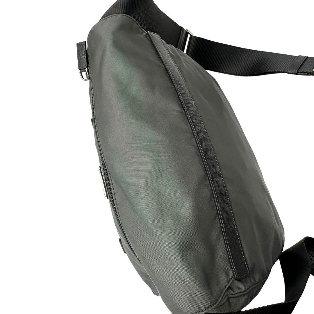 Borsa Prada in nylon grigio verdastro con finiture in pelle saffiano e parti metalliche argentate; munita di una tracolla regolabile in tessuto, di lusso, originale, ottime condizioni, usata.