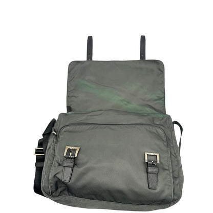 interno Borsa Prada in nylon grigio verdastro con finiture in pelle saffiano e parti metalliche argentate; munita di una tracolla regolabile in tessuto, di lusso, originale, ottime condizioni, usata. 