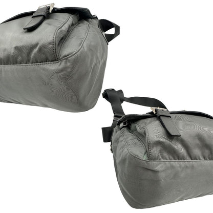 angoli Borsa Prada in nylon grigio verdastro con finiture in pelle saffiano e parti metalliche argentate; munita di una tracolla regolabile in tessuto, di lusso, originale, ottime condizioni, usata.
