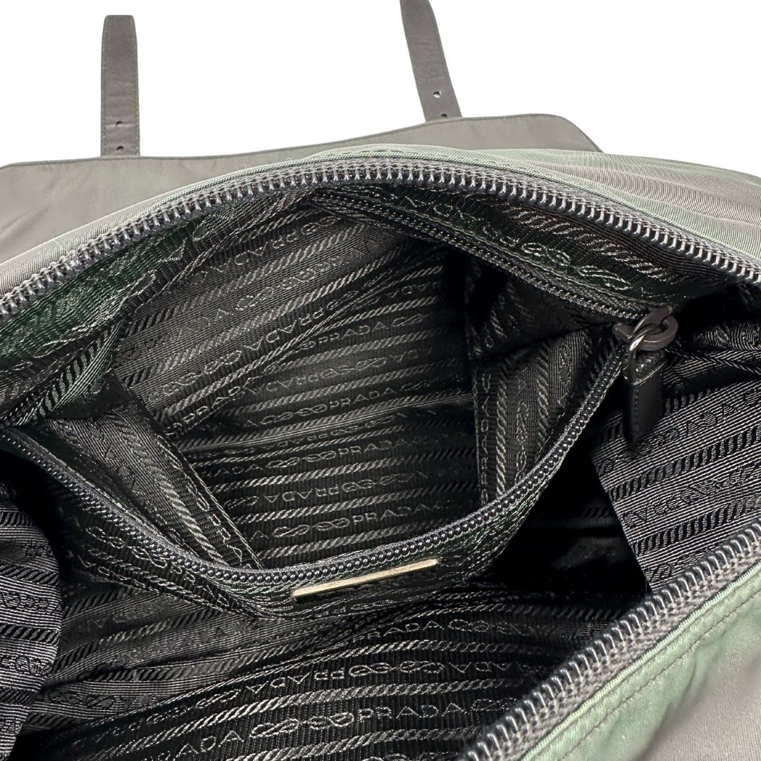 interno Borsa Prada in nylon grigio verdastro con finiture in pelle saffiano e parti metalliche argentate; munita di una tracolla regolabile in tessuto, di lusso, originale, ottime condizioni, usata. 