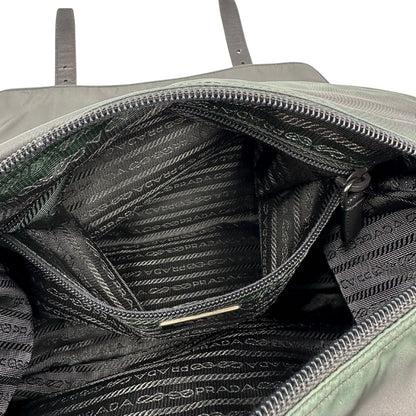 interno Borsa Prada in nylon grigio verdastro con finiture in pelle saffiano e parti metalliche argentate; munita di una tracolla regolabile in tessuto, di lusso, originale, ottime condizioni, usata. 