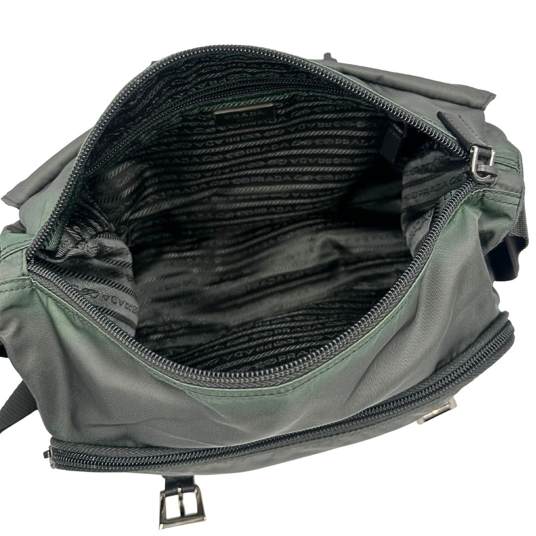 interno Borsa Prada in nylon grigio verdastro con finiture in pelle saffiano e parti metalliche argentate; munita di una tracolla regolabile in tessuto, di lusso, originale, ottime condizioni, usata. 