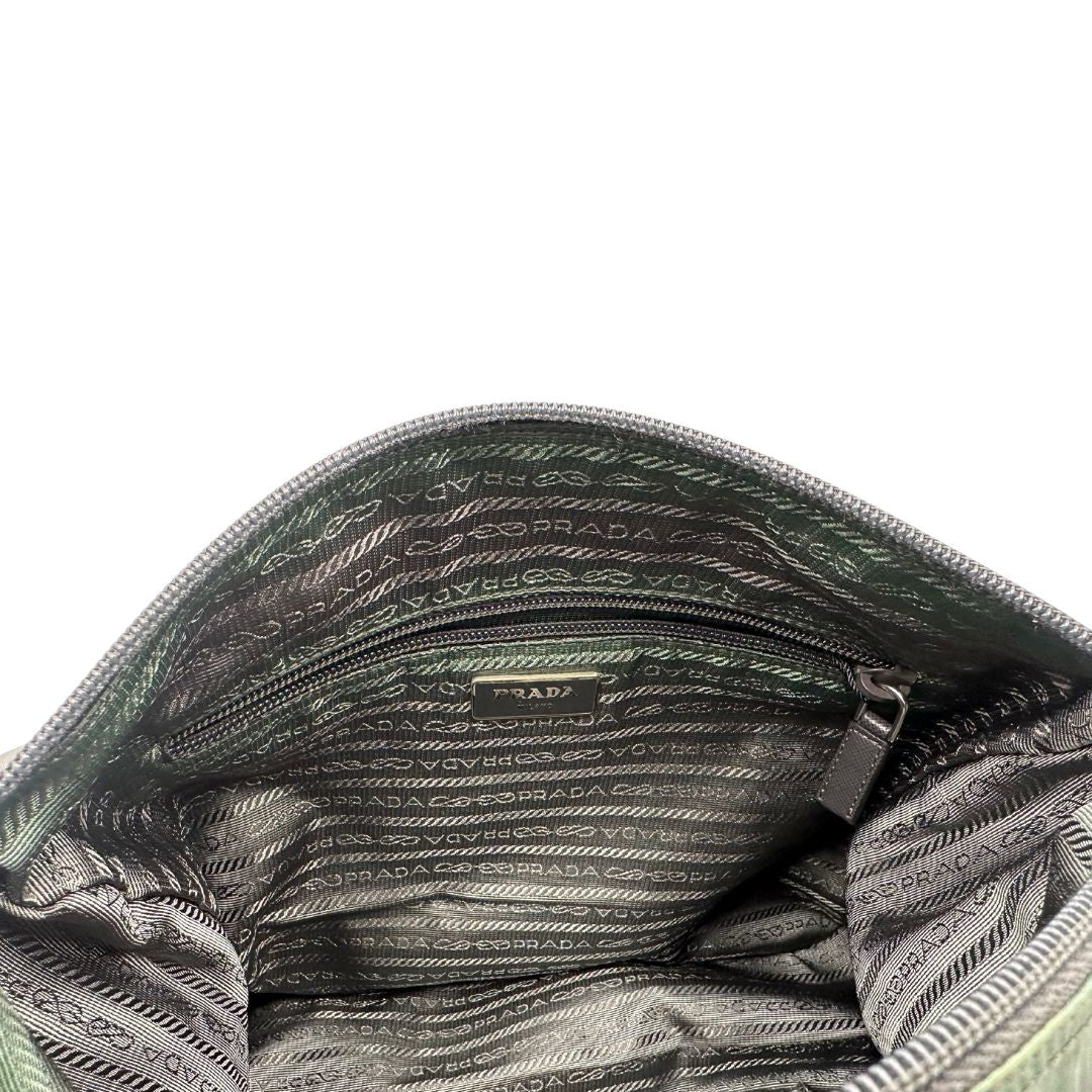 interno Borsa Prada in nylon grigio verdastro con finiture in pelle saffiano e parti metalliche argentate; munita di una tracolla regolabile in tessuto, di lusso, originale, ottime condizioni, usata. 