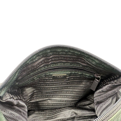 interno Borsa Prada in nylon grigio verdastro con finiture in pelle saffiano e parti metalliche argentate; munita di una tracolla regolabile in tessuto, di lusso, originale, ottime condizioni, usata. 