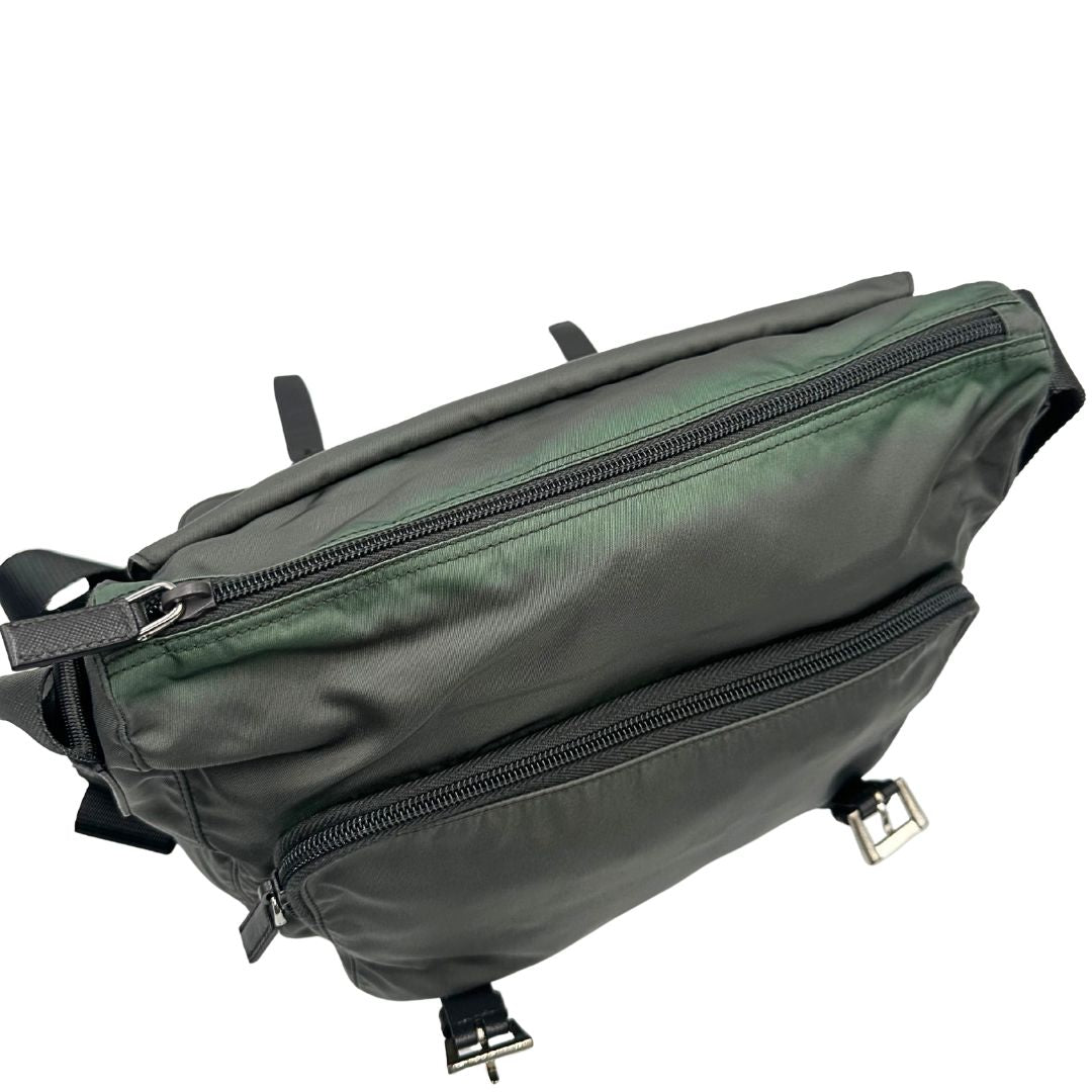 interno Borsa Prada in nylon grigio verdastro con finiture in pelle saffiano e parti metalliche argentate; munita di una tracolla regolabile in tessuto, di lusso, originale, ottime condizioni, usata. 