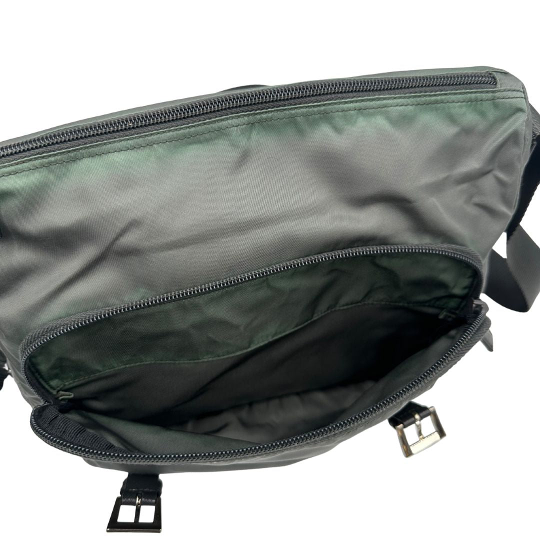 interno Borsa Prada in nylon grigio verdastro con finiture in pelle saffiano e parti metalliche argentate; munita di una tracolla regolabile in tessuto, di lusso, originale, ottime condizioni, usata. 