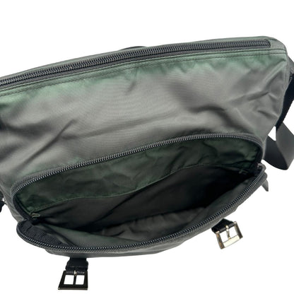 interno Borsa Prada in nylon grigio verdastro con finiture in pelle saffiano e parti metalliche argentate; munita di una tracolla regolabile in tessuto, di lusso, originale, ottime condizioni, usata. 