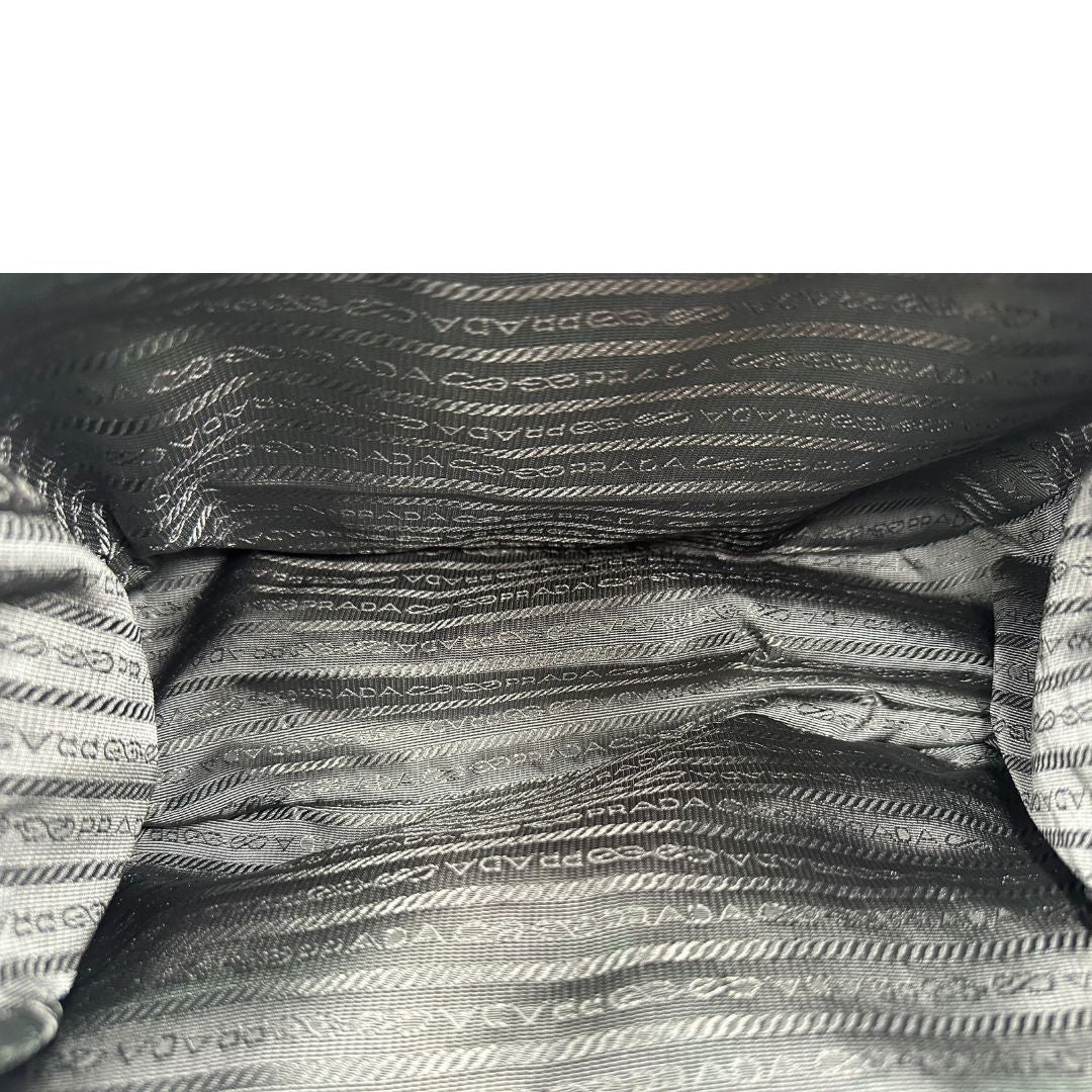interno Borsa Prada in nylon grigio verdastro con finiture in pelle saffiano e parti metalliche argentate; munita di una tracolla regolabile in tessuto, di lusso, originale, ottime condizioni, usata. 