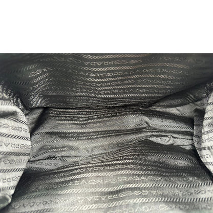 interno Borsa Prada in nylon grigio verdastro con finiture in pelle saffiano e parti metalliche argentate; munita di una tracolla regolabile in tessuto, di lusso, originale, ottime condizioni, usata. 