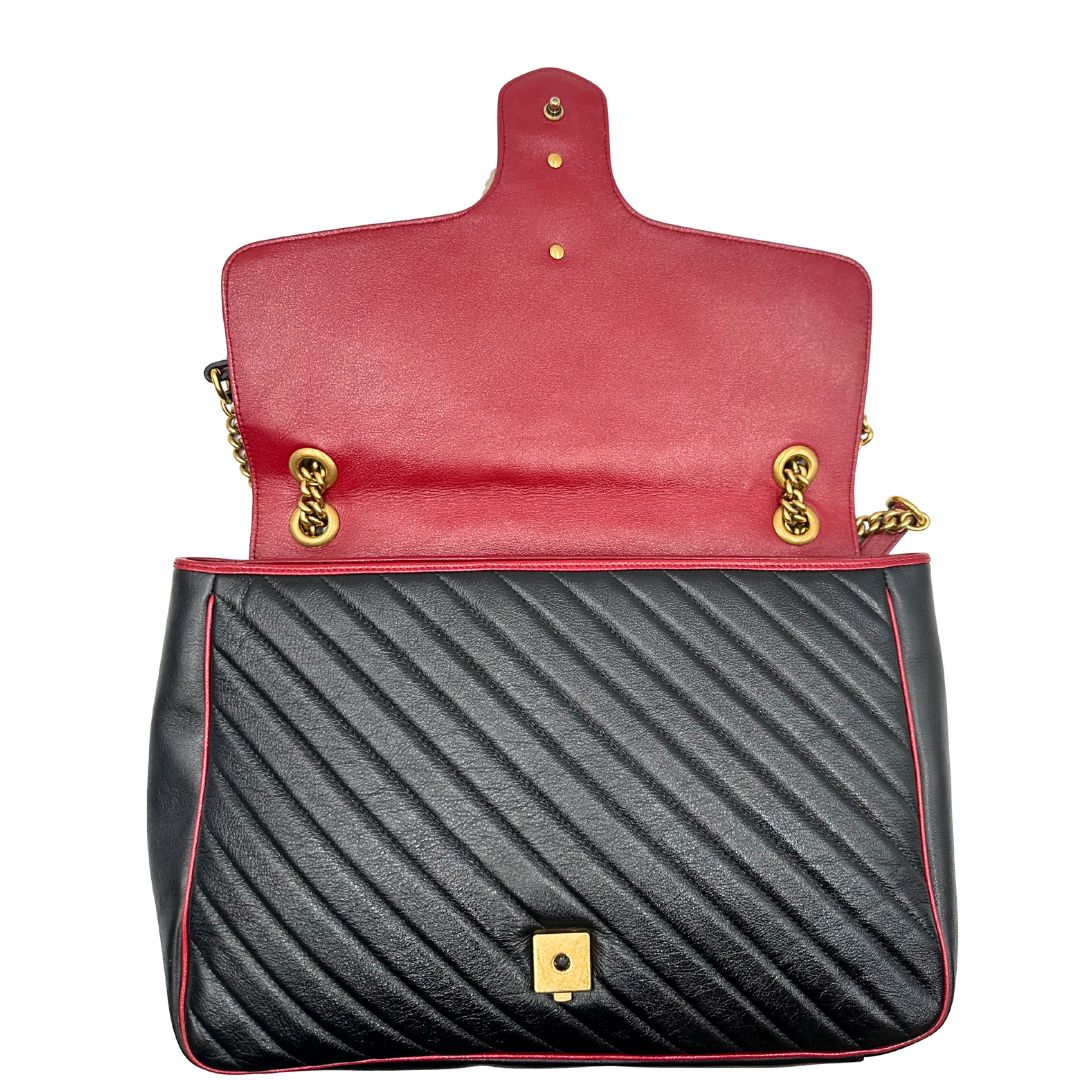 chiusura Borsa Gucci in pelle nera matelassè con finiture rosse e parti metalliche dorate; munita di una tracolla in catena con spallaccio in pelle. Completa di dustbag, di lusso, originale, ottime condizioni, usata. 