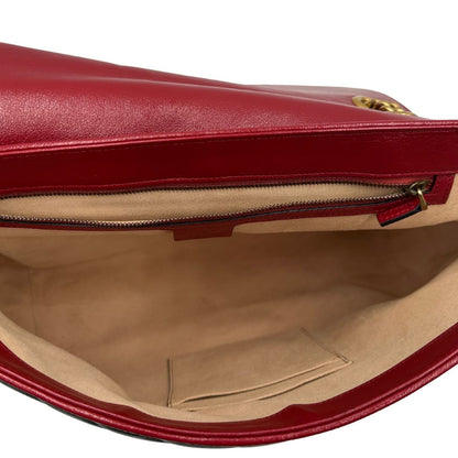 interno Borsa Gucci in pelle nera matelassè con finiture rosse e parti metalliche dorate; munita di una tracolla in catena con spallaccio in pelle. Completa di dustbag, di lusso, originale, ottime condizioni, usata. 