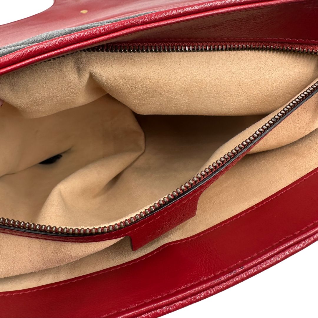 interno Borsa Gucci in pelle nera matelassè con finiture rosse e parti metalliche dorate; munita di una tracolla in catena con spallaccio in pelle. Completa di dustbag, di lusso, originale, ottime condizioni, usata. 
