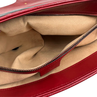 interno Borsa Gucci in pelle nera matelassè con finiture rosse e parti metalliche dorate; munita di una tracolla in catena con spallaccio in pelle. Completa di dustbag, di lusso, originale, ottime condizioni, usata. 