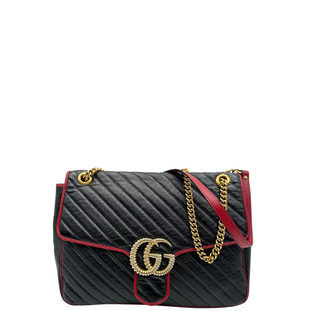 front Borsa Gucci in pelle nera matelassè con finiture rosse e parti metalliche dorate; munita di una tracolla in catena con spallaccio in pelle. Completa di dustbag, di lusso, originale, ottime condizioni, usata. 