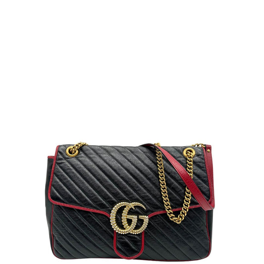 front Borsa Gucci in pelle nera matelassè con finiture rosse e parti metalliche dorate; munita di una tracolla in catena con spallaccio in pelle. Completa di dustbag, di lusso, originale, ottime condizioni, usata. 