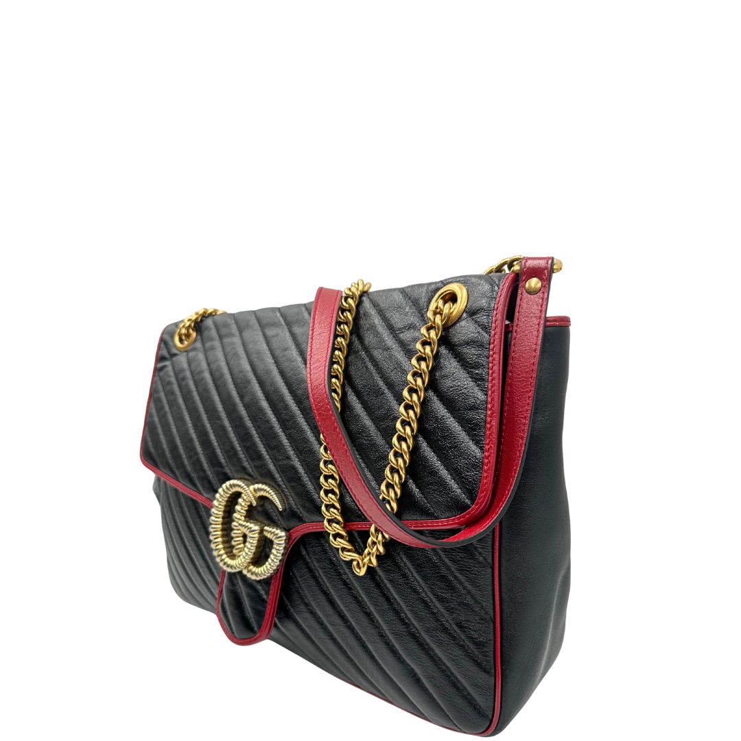 lato Borsa Gucci in pelle nera matelassè con finiture rosse e parti metalliche dorate; munita di una tracolla in catena con spallaccio in pelle. Completa di dustbag, di lusso, originale, ottime condizioni, usata.