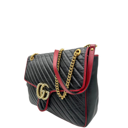 lato Borsa Gucci in pelle nera matelassè con finiture rosse e parti metalliche dorate; munita di una tracolla in catena con spallaccio in pelle. Completa di dustbag, di lusso, originale, ottime condizioni, usata.