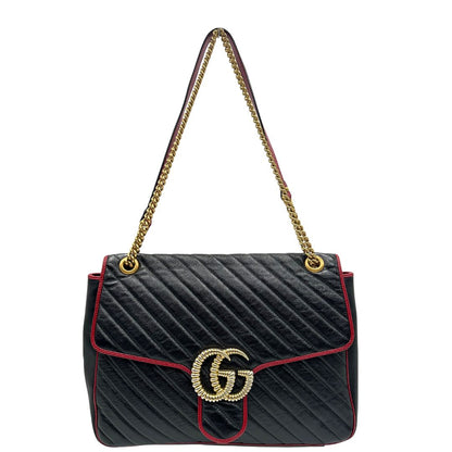 front Borsa Gucci in pelle nera matelassè con finiture rosse e parti metalliche dorate; munita di una tracolla in catena con spallaccio in pelle. Completa di dustbag, di lusso, originale, ottime condizioni, usata. 