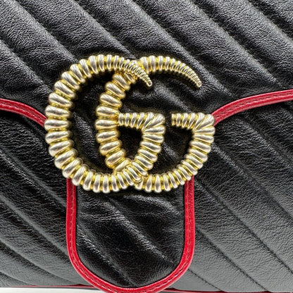 gg logo Borsa Gucci in pelle nera matelassè con finiture rosse e parti metalliche dorate; munita di una tracolla in catena con spallaccio in pelle. Completa di dustbag, di lusso, originale, ottime condizioni, usata. 