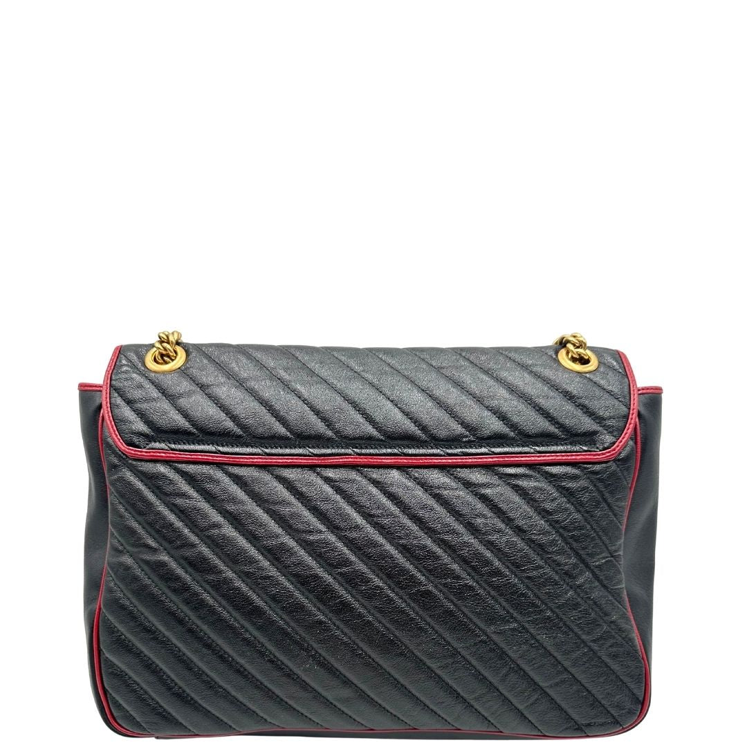 retro Borsa Gucci in pelle nera matelassè con finiture rosse e parti metalliche dorate; munita di una tracolla in catena con spallaccio in pelle. Completa di dustbag, di lusso, originale, ottime condizioni, usata. 