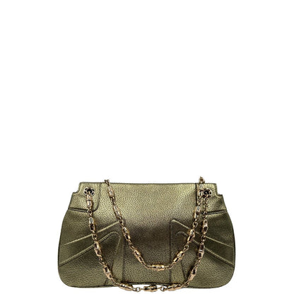 Retro di una borsa Gucci in pelle color oro anticato, dettaglio gioiello circolare sulla patta di chiusura composto da due teste di drago contrapposte, smaltate e decorate con micro strass, parti metalliche dorate; munita di doppi manici in catena a maglie. Indossabile a spalla.