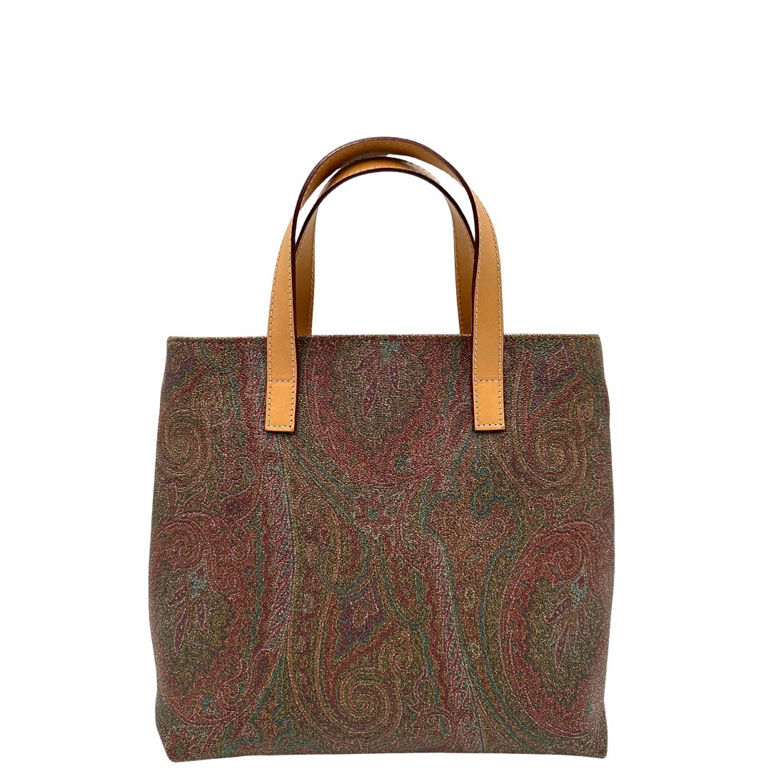 Retro di una borsa Etro in canvas trama paisley in varie tonalità calde e parti in pelle beige, dettagli metallici dorati, munita di doppi manici. Indossabile a mano. Completa di dustbag e charm decorativo amovibile.