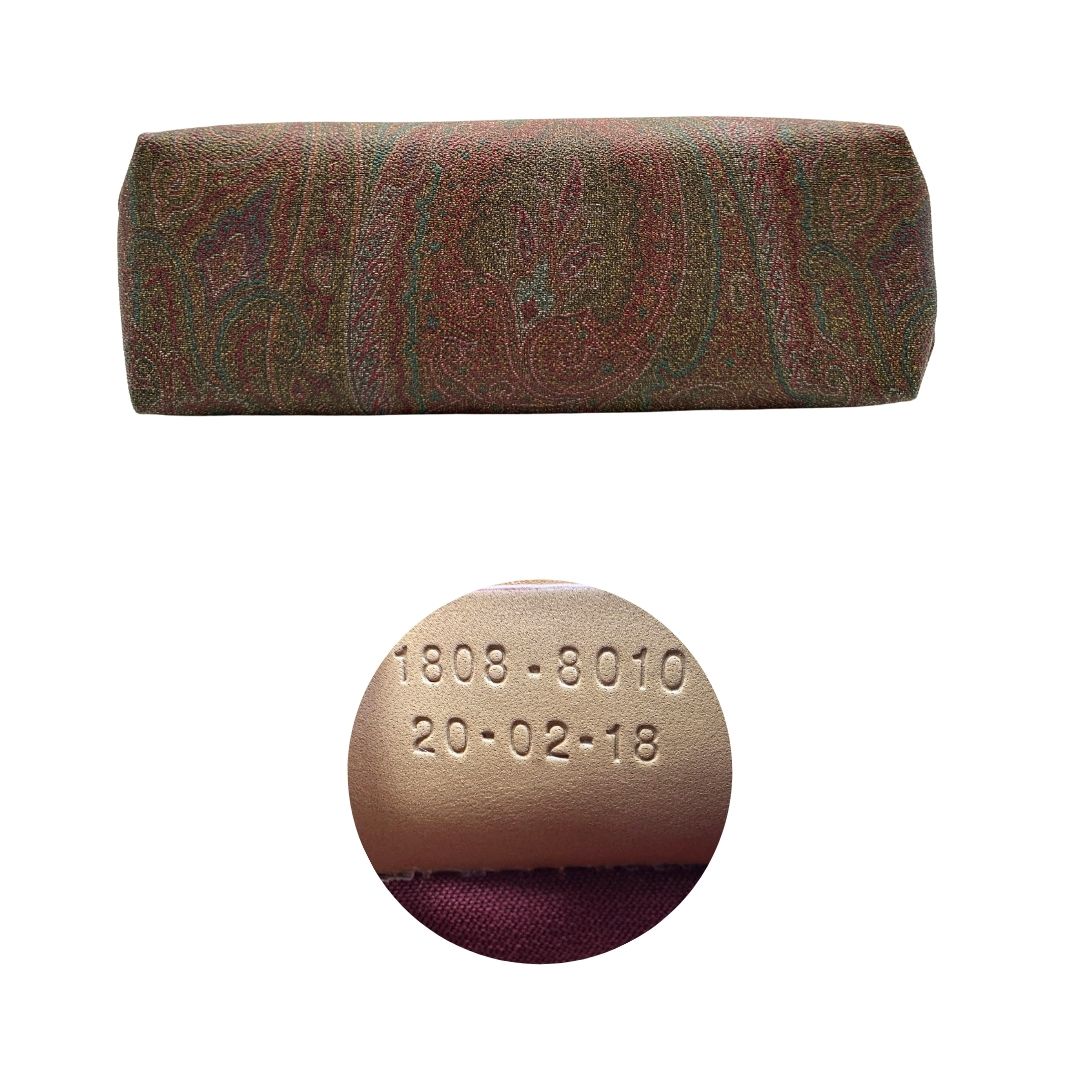 Base e codice di una borsa Etro in canvas trama paisley in varie tonalità calde e parti in pelle beige, dettagli metallici dorati, munita di doppi manici. Indossabile a mano. Completa di dustbag e charm decorativo amovibile.