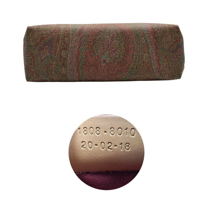 Base e codice di una borsa Etro in canvas trama paisley in varie tonalità calde e parti in pelle beige, dettagli metallici dorati, munita di doppi manici. Indossabile a mano. Completa di dustbag e charm decorativo amovibile.