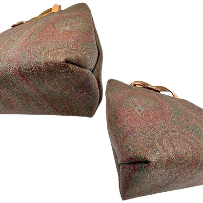 Angoli di una borsa Etro in canvas trama paisley in varie tonalità calde e parti in pelle beige, dettagli metallici dorati, munita di doppi manici. Indossabile a mano. Completa di dustbag e charm decorativo amovibile.