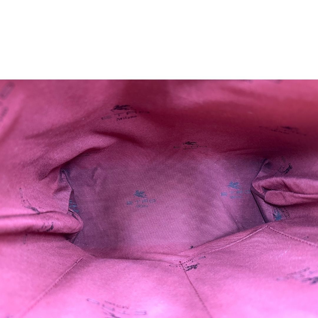 Interno di una borsa Etro in canvas trama paisley in varie tonalità calde e parti in pelle beige, dettagli metallici dorati, munita di doppi manici. Indossabile a mano. Completa di dustbag e charm decorativo amovibile.