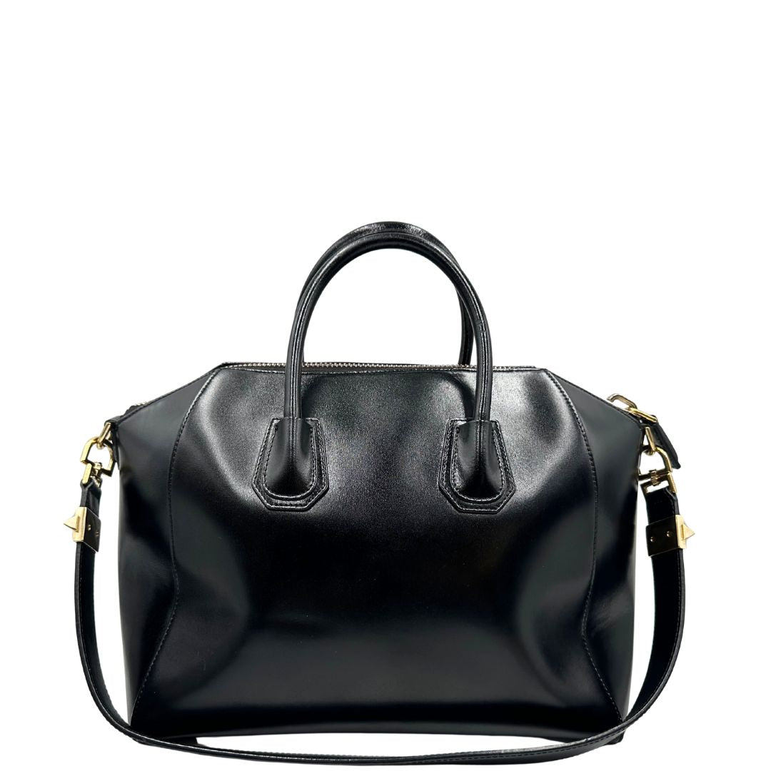Retro di una borsa Givenchy Antigona in pelle nera munita di doppi manici stondati, parti metalliche dorate e una tracolla non amovibile e non regolabile.