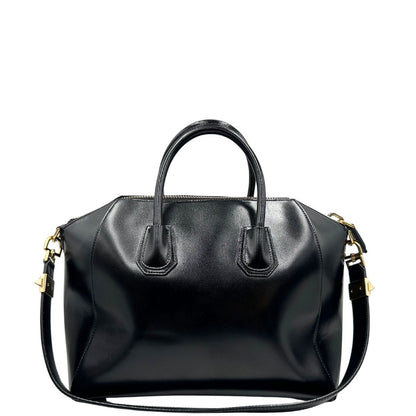Retro di una borsa Givenchy Antigona in pelle nera munita di doppi manici stondati, parti metalliche dorate e una tracolla non amovibile e non regolabile.