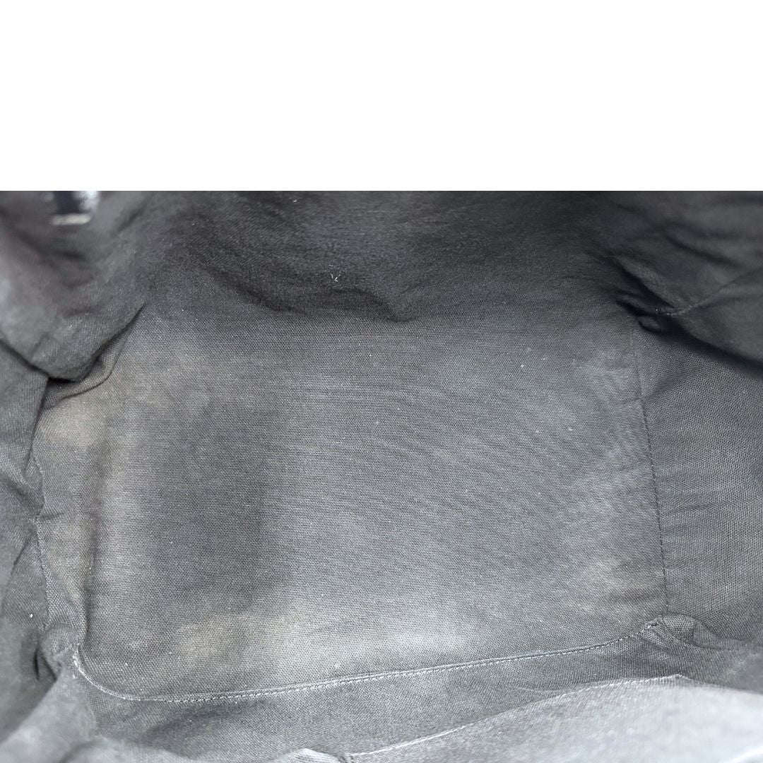 Interno di una borsa Givenchy Antigona in pelle nera munita di doppi manici stondati, parti metalliche dorate e una tracolla non amovibile e non regolabile.