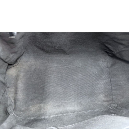 Interno di una borsa Givenchy Antigona in pelle nera munita di doppi manici stondati, parti metalliche dorate e una tracolla non amovibile e non regolabile.