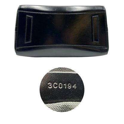 Base e codici di una borsa Givenchy Antigona in pelle nera munita di doppi manici stondati, parti metalliche dorate e una tracolla non amovibile e non regolabile.