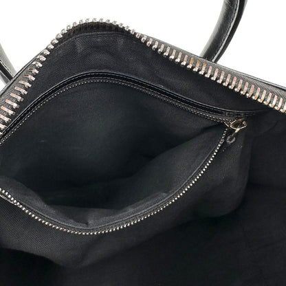 Interno di una borsa Givenchy Antigona in pelle nera munita di doppi manici stondati, parti metalliche dorate e una tracolla non amovibile e non regolabile.