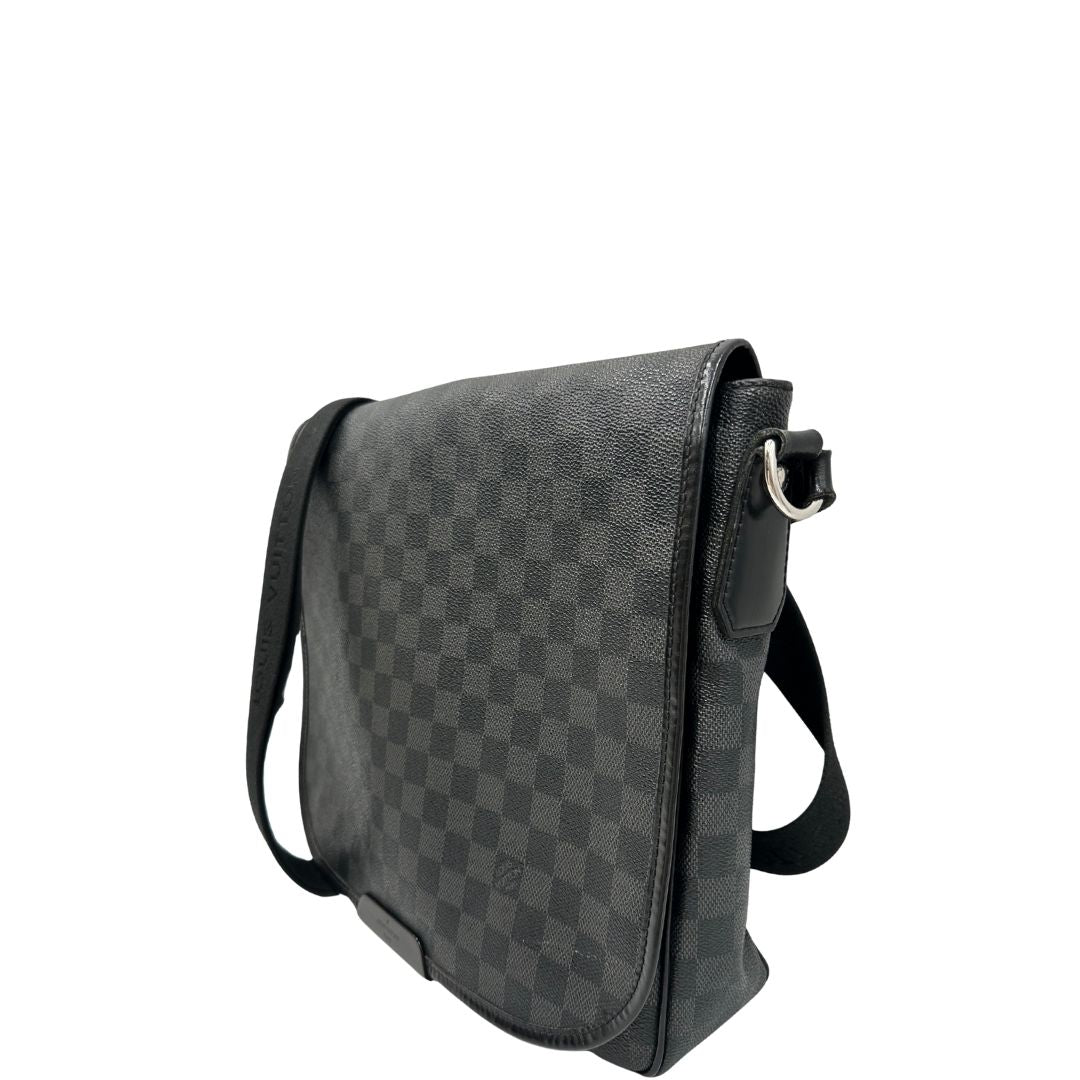lato Borsa Louis Vuitton in canvas damier graphite, finiture in pelle tono su tono e parti metalliche argentate; munita di una tracolla in tessuto regolabile. Completa di dustbag, di lusso, originale, ottime condizioni, usata. 