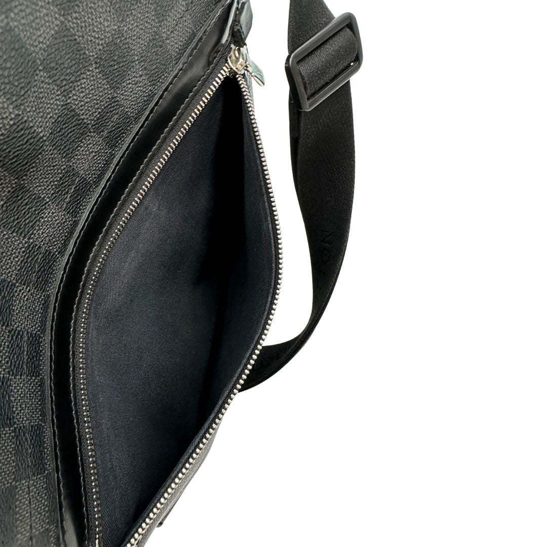 interno Borsa Louis Vuitton in canvas damier graphite, finiture in pelle tono su tono e parti metalliche argentate; munita di una tracolla in tessuto regolabile. Completa di dustbag, di lusso, originale, ottime condizioni, usata. 