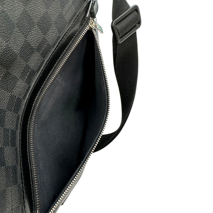 interno Borsa Louis Vuitton in canvas damier graphite, finiture in pelle tono su tono e parti metalliche argentate; munita di una tracolla in tessuto regolabile. Completa di dustbag, di lusso, originale, ottime condizioni, usata. 