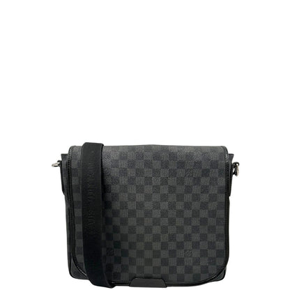 front Borsa Louis Vuitton in canvas damier graphite, finiture in pelle tono su tono e parti metalliche argentate; munita di una tracolla in tessuto regolabile. Completa di dustbag, di lusso, originale, ottime condizioni, usata.