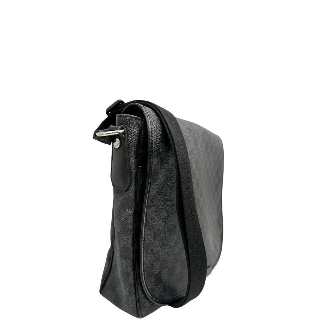 lato Borsa Louis Vuitton in canvas damier graphite, finiture in pelle tono su tono e parti metalliche argentate; munita di una tracolla in tessuto regolabile. Completa di dustbag, di lusso, originale, ottime condizioni, usata. 