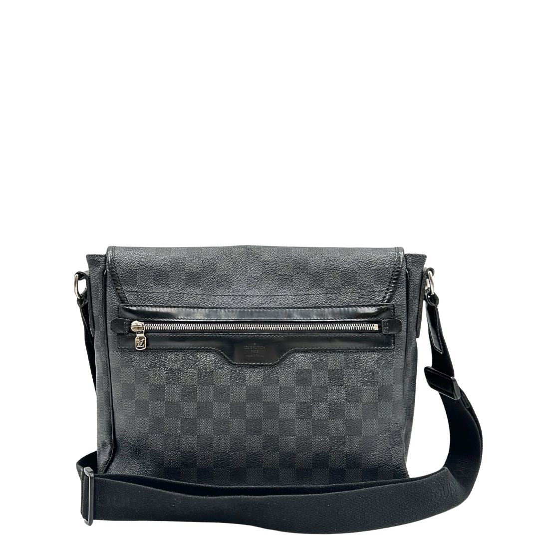 retro Borsa Louis Vuitton in canvas damier graphite, finiture in pelle tono su tono e parti metalliche argentate; munita di una tracolla in tessuto regolabile. Completa di dustbag, di lusso, originale, ottime condizioni, usata. 