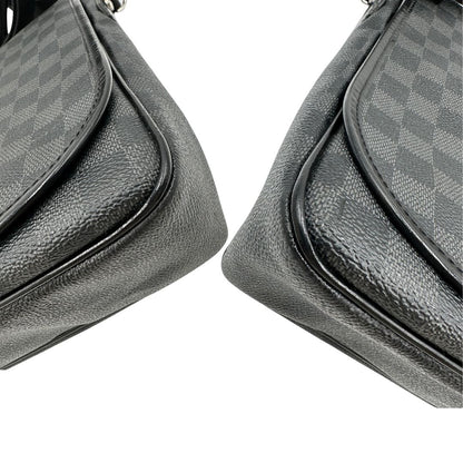 angoli Borsa Louis Vuitton in canvas damier graphite, finiture in pelle tono su tono e parti metalliche argentate; munita di una tracolla in tessuto regolabile. Completa di dustbag, di lusso, originale, ottime condizioni, usata. 