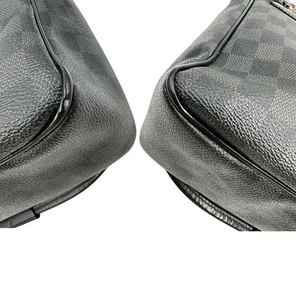 angoli Borsa Louis Vuitton in canvas damier graphite, finiture in pelle tono su tono e parti metalliche argentate; munita di una tracolla in tessuto regolabile. Completa di dustbag, di lusso, originale, ottime condizioni, usata. 