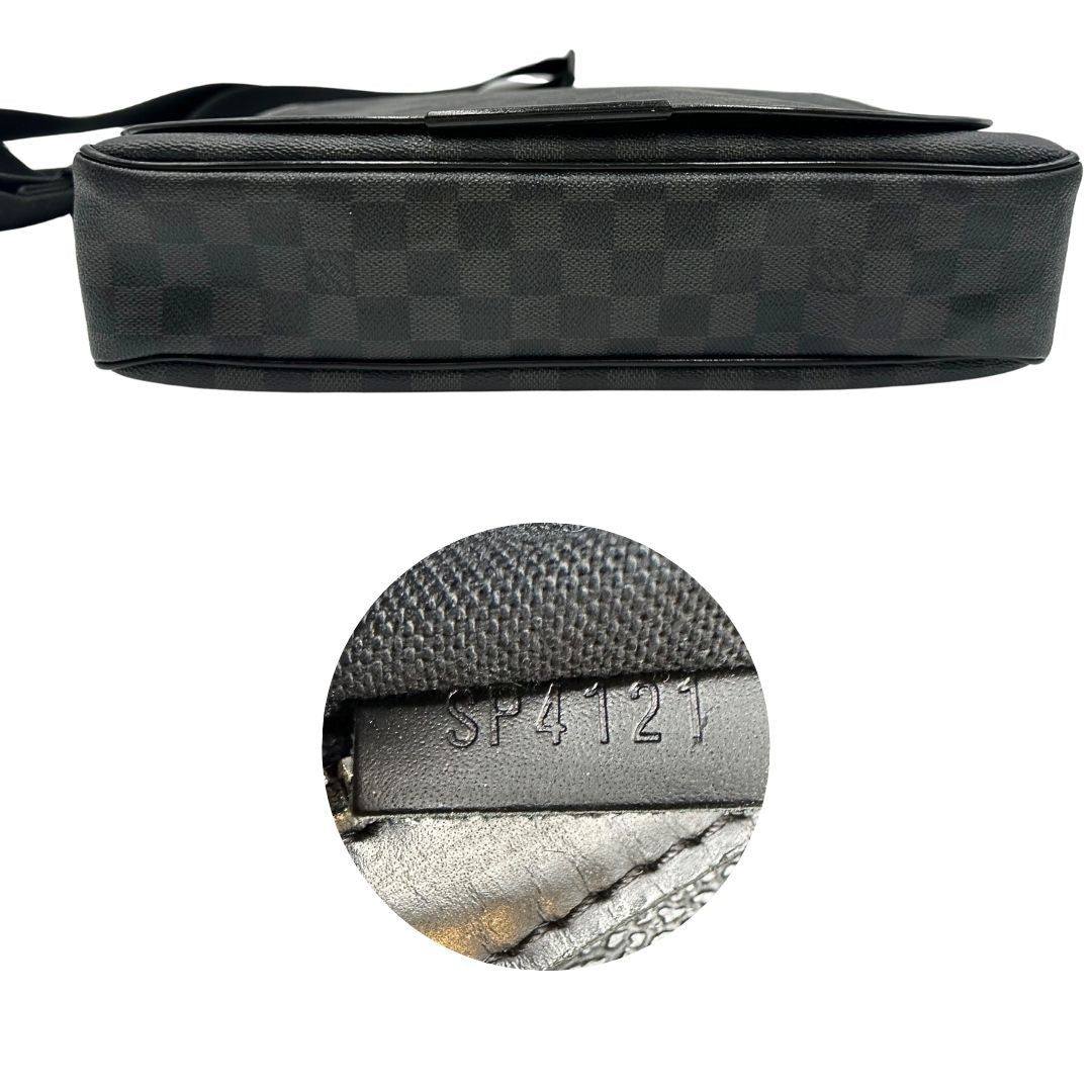 base e codice Borsa Louis Vuitton in canvas damier graphite, finiture in pelle tono su tono e parti metalliche argentate; munita di una tracolla in tessuto regolabile. Completa di dustbag, di lusso, originale, ottime condizioni, usata. 