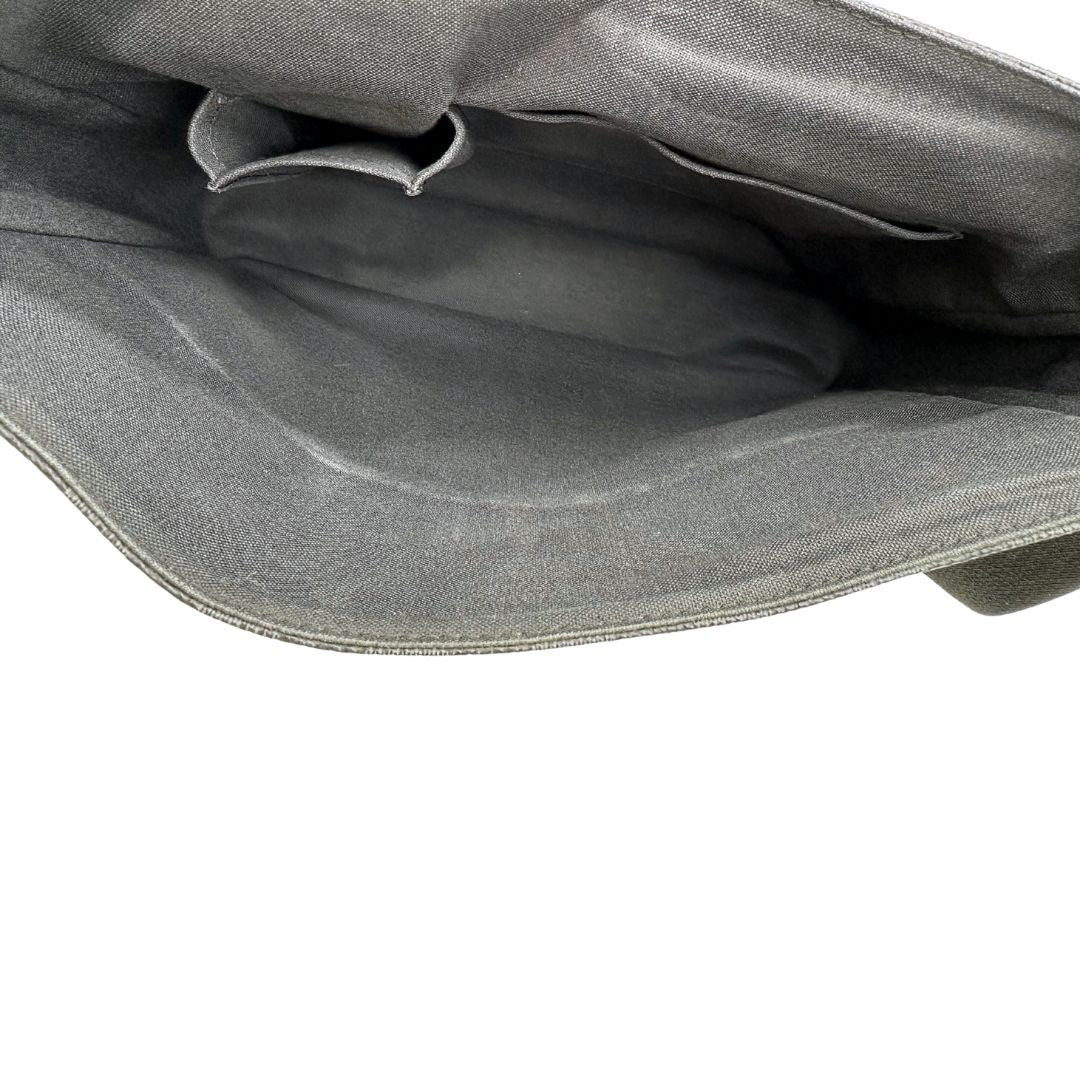 intgerno Borsa Louis Vuitton in canvas damier graphite, finiture in pelle tono su tono e parti metalliche argentate; munita di una tracolla in tessuto regolabile. Completa di dustbag, di lusso, originale, ottime condizioni, usata. 