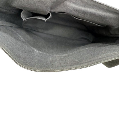 intgerno Borsa Louis Vuitton in canvas damier graphite, finiture in pelle tono su tono e parti metalliche argentate; munita di una tracolla in tessuto regolabile. Completa di dustbag, di lusso, originale, ottime condizioni, usata. 