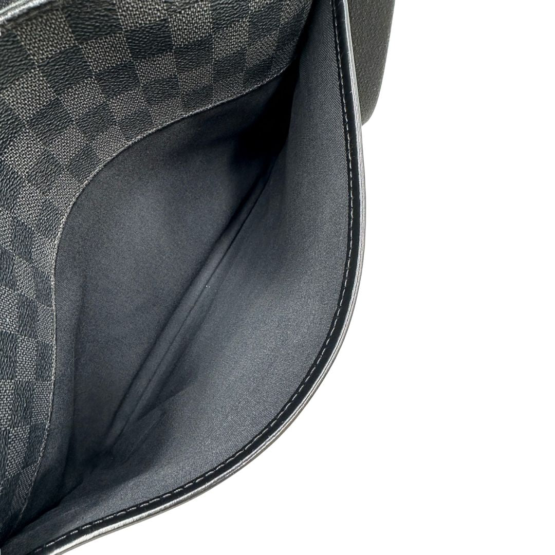 interno Borsa Louis Vuitton in canvas damier graphite, finiture in pelle tono su tono e parti metalliche argentate; munita di una tracolla in tessuto regolabile. Completa di dustbag, di lusso, originale, ottime condizioni, usata. 